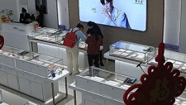 金店一枚重5.55克，价值7354元的足金戒指不翼而飞，监控显示两名女子进入店内