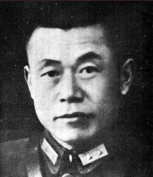 比张灵甫狂比杜聿明疯，蒋介石夸他清廉，却死在7个弹孔下