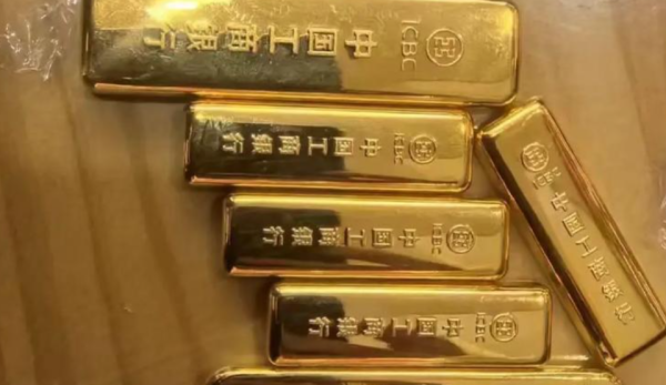 黄金跳水，有人悄悄加仓！美联储内斗，全球都在等沃什一声令下？