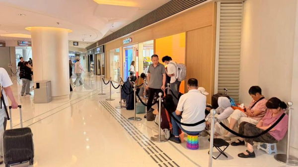 太离谱！原价2700元炒到近7万！上海宁波多地有人通宵排队……