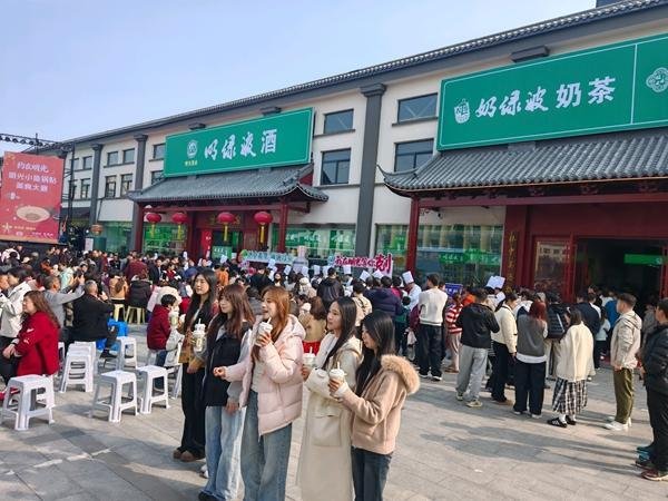 小城“听劝”接住热梗成网红城市 创意落地引客来